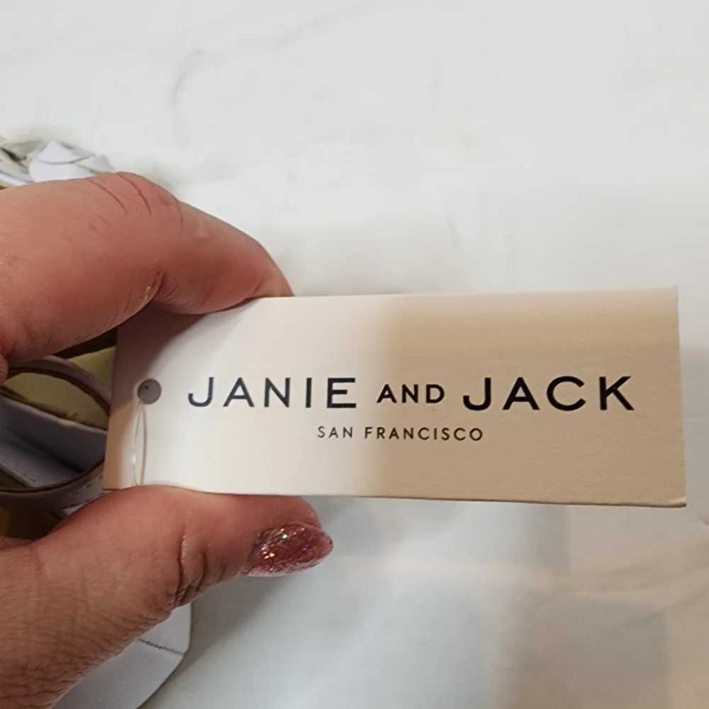 NWT Janie and Jack White almond toe flower ballet flats. Kids‎ size 7.